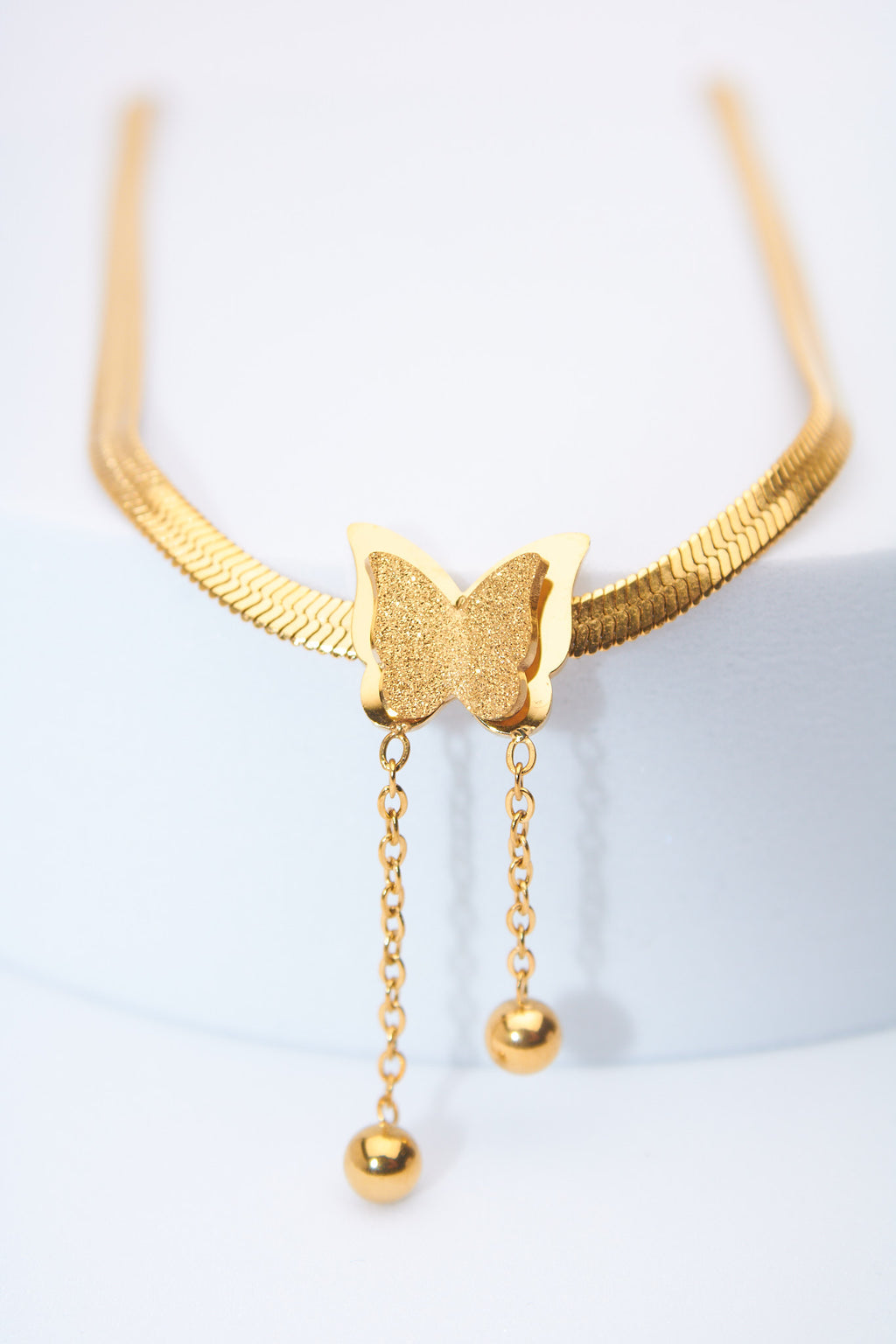 Collar mariposa dorada — cadena plana y colgantes móviles