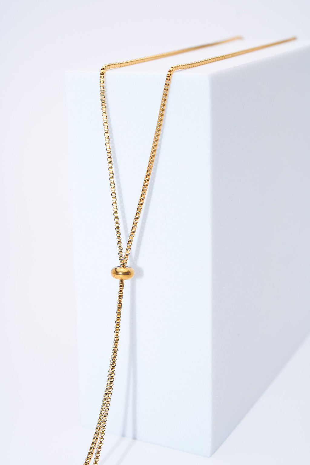 Collar lariat triángulos geométricos — baño dorado