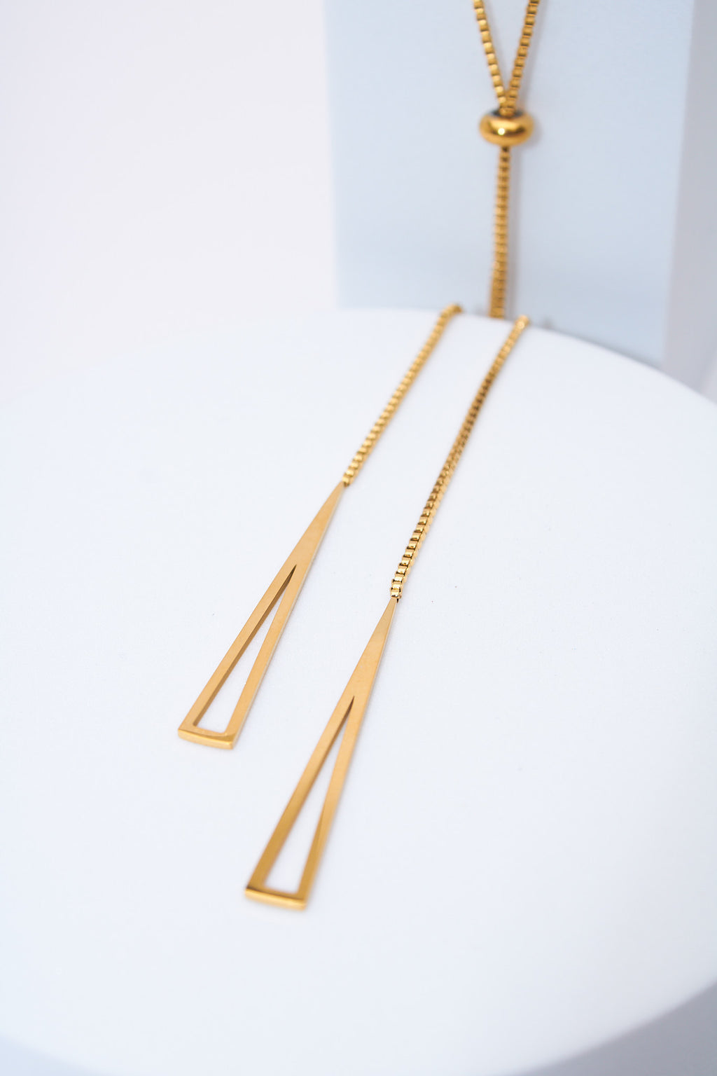 Collar lariat triángulos geométricos — baño dorado
