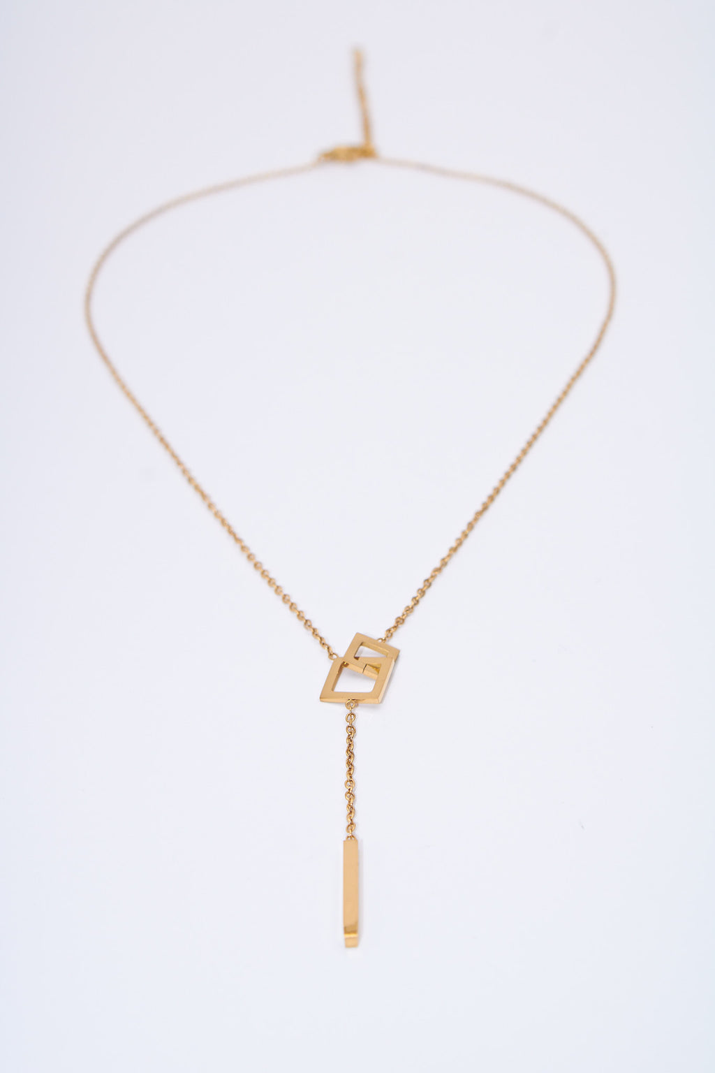 Collar lariat rectángulos entrelazados — baño dorado