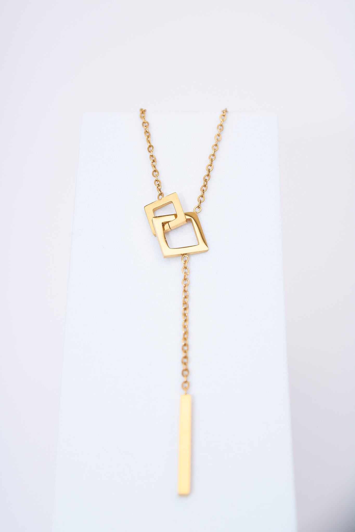 Collar lariat rectángulos entrelazados — baño dorado