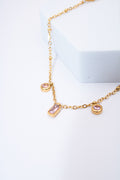 Pulsera con charms de cristal rosa — baño dorado