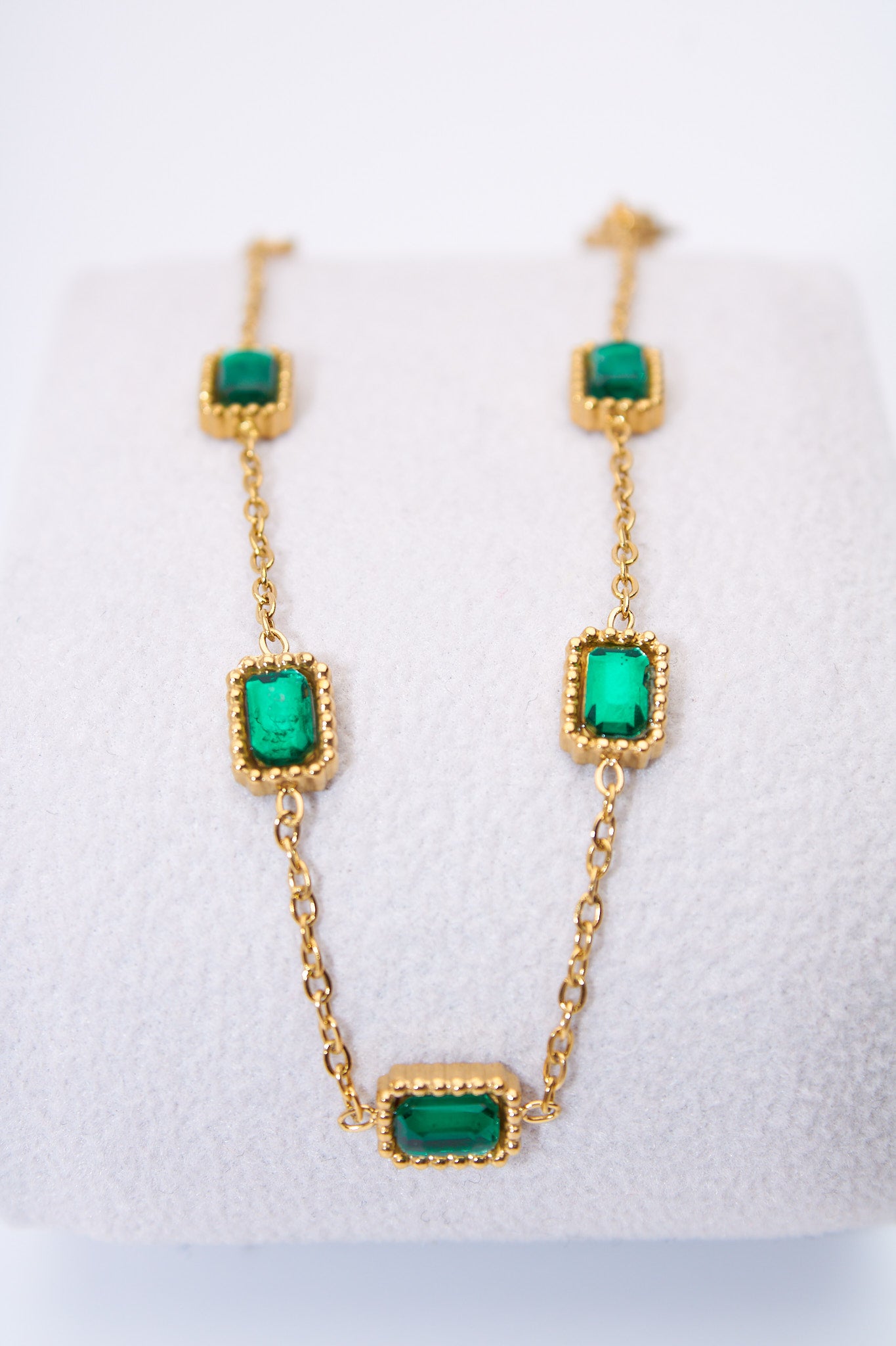 Pulsera con cristales verdes rectangulares — baño dorado