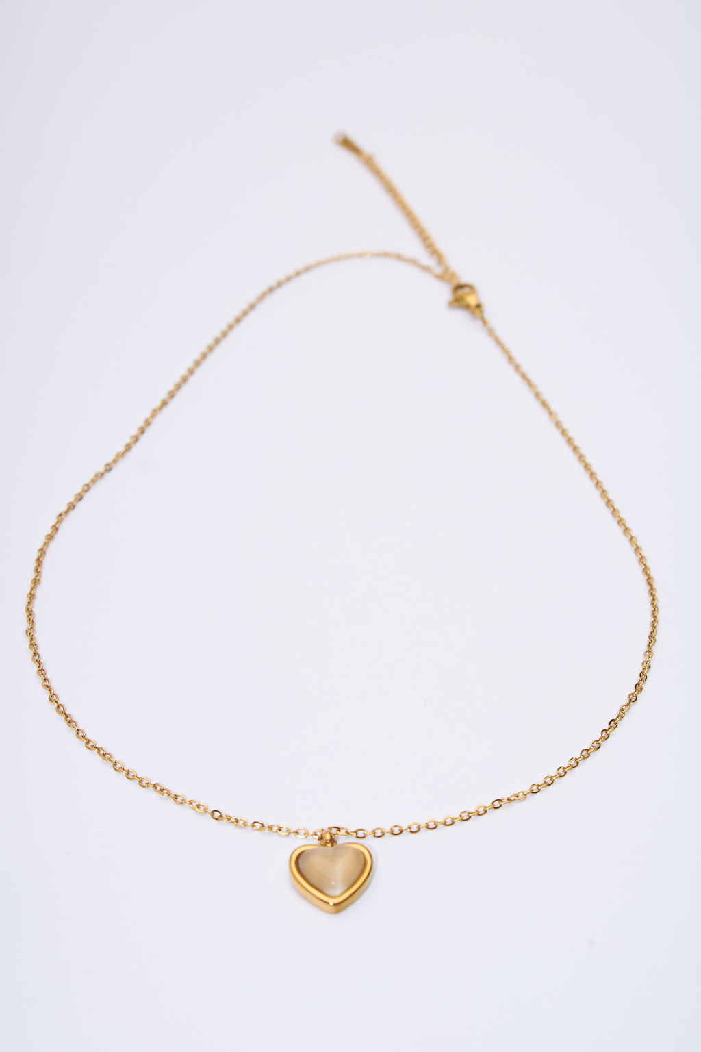 Collar corazón con cabujón nacarado — baño dorado