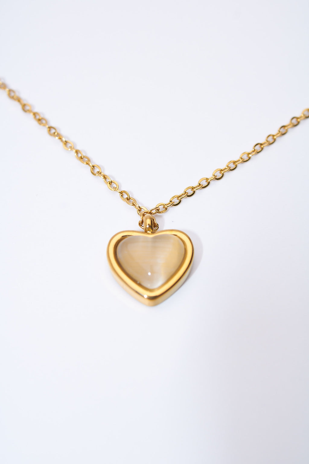 Collar corazón con cabujón nacarado — baño dorado