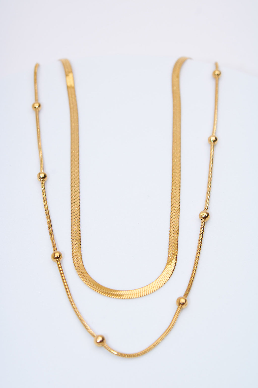 Collar doble capa — cadena plana + cadena con bolitas móviles, baño dorado