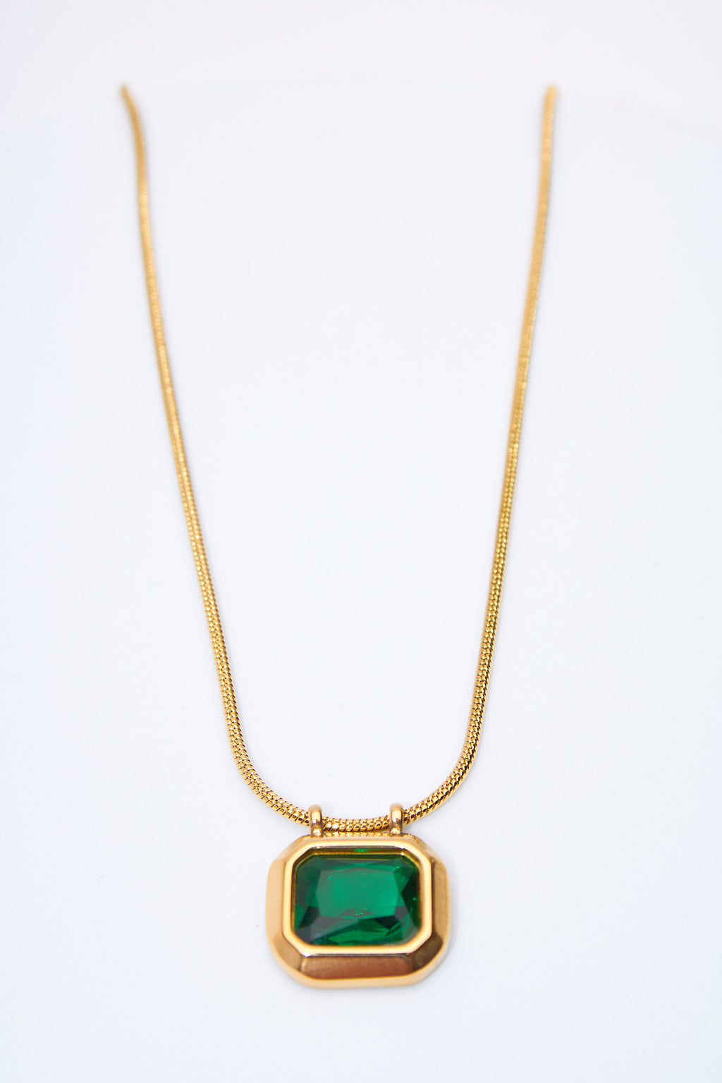 Collar con colgante gema esmeralda cuadrada — baño dorado