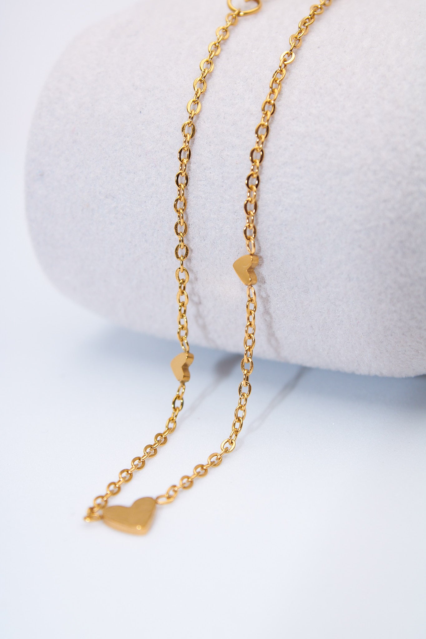 Pulsera fina con corazones espaciados — baño dorado