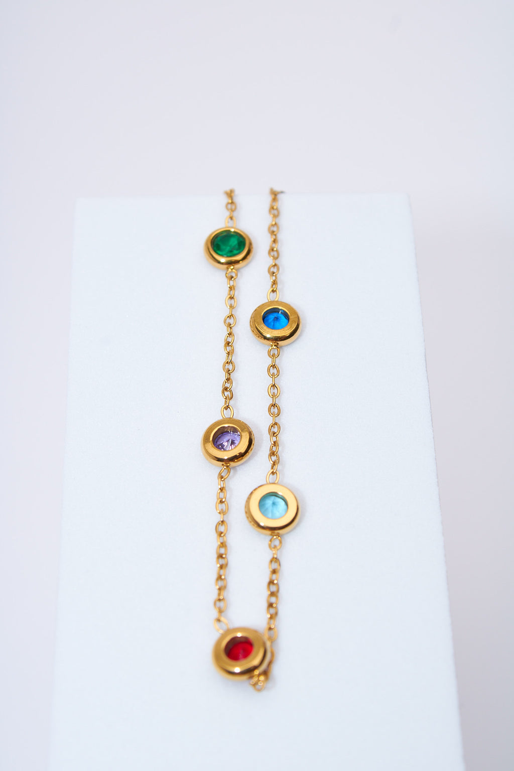 Pulsera con cristales multicolor — baño dorado