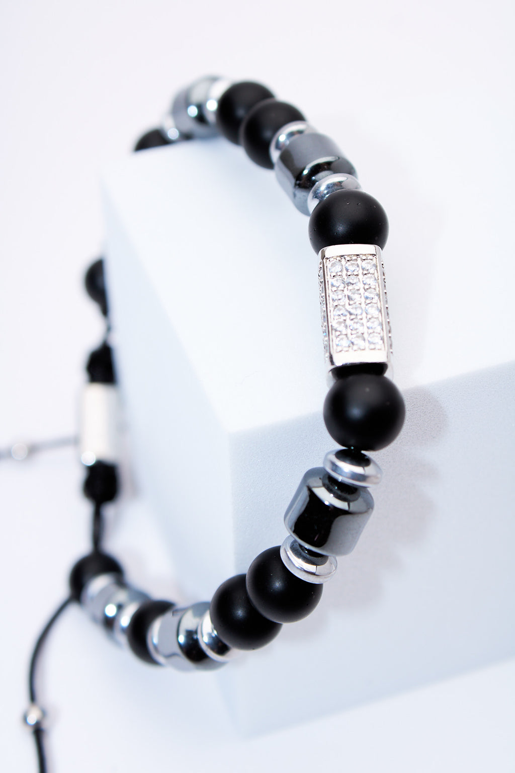 Pulsera ajustable de cuentas negras con detalle pavé plateado