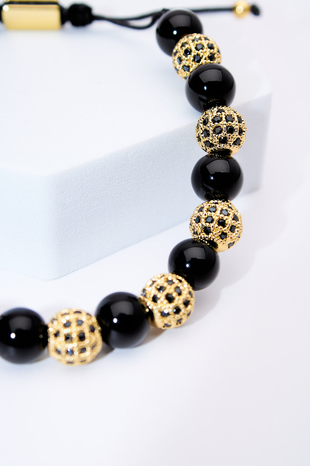Pulsera ajustable de cuentas negras con bolitas pavé doradas
