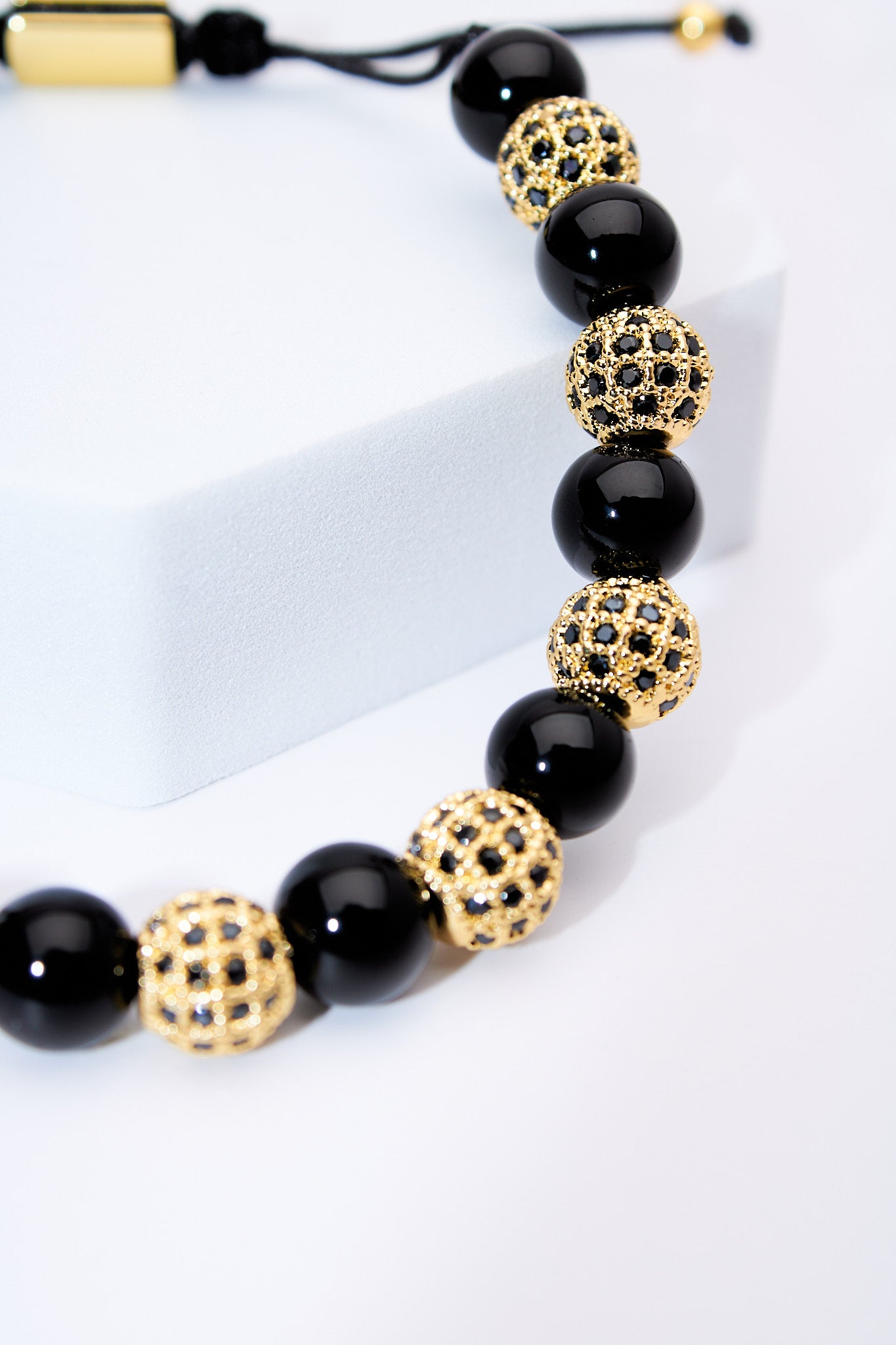 Pulsera ajustable de cuentas negras con bolitas pavé doradas