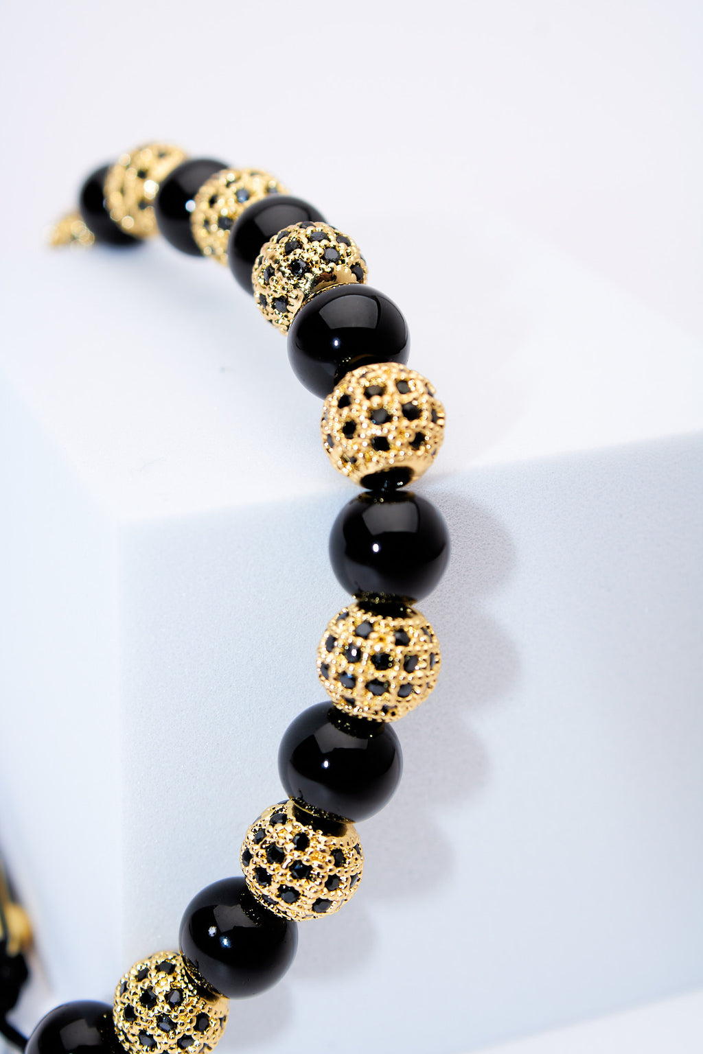 Pulsera ajustable de cuentas negras con bolitas pavé doradas