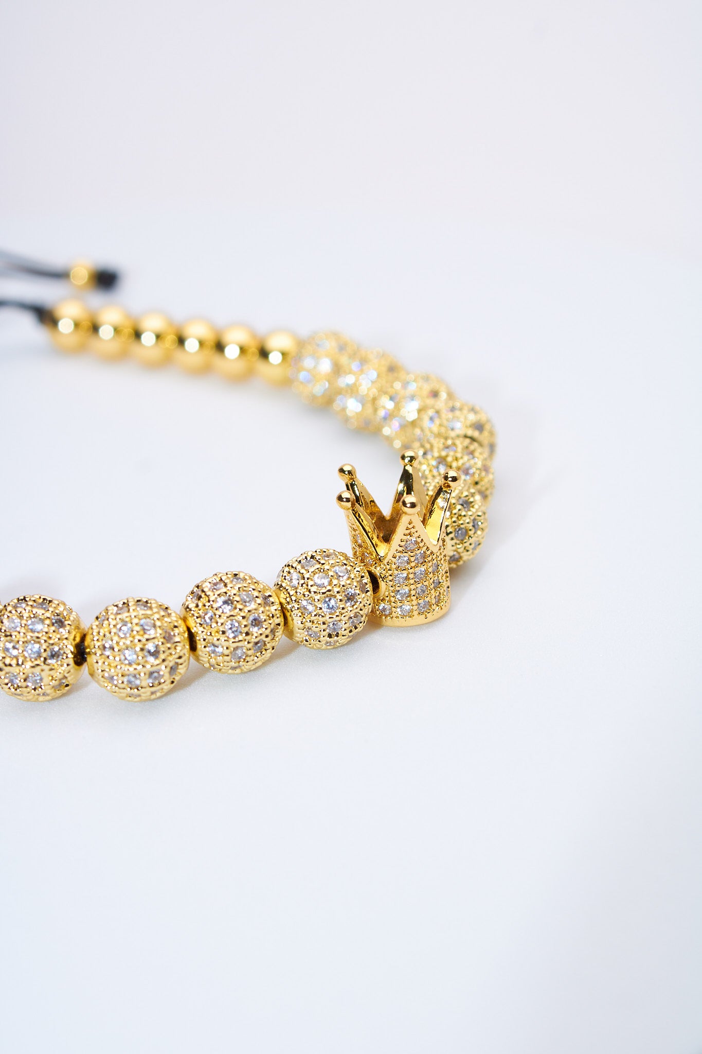Pulsera ajustable de cuentas pavé doradas con corona