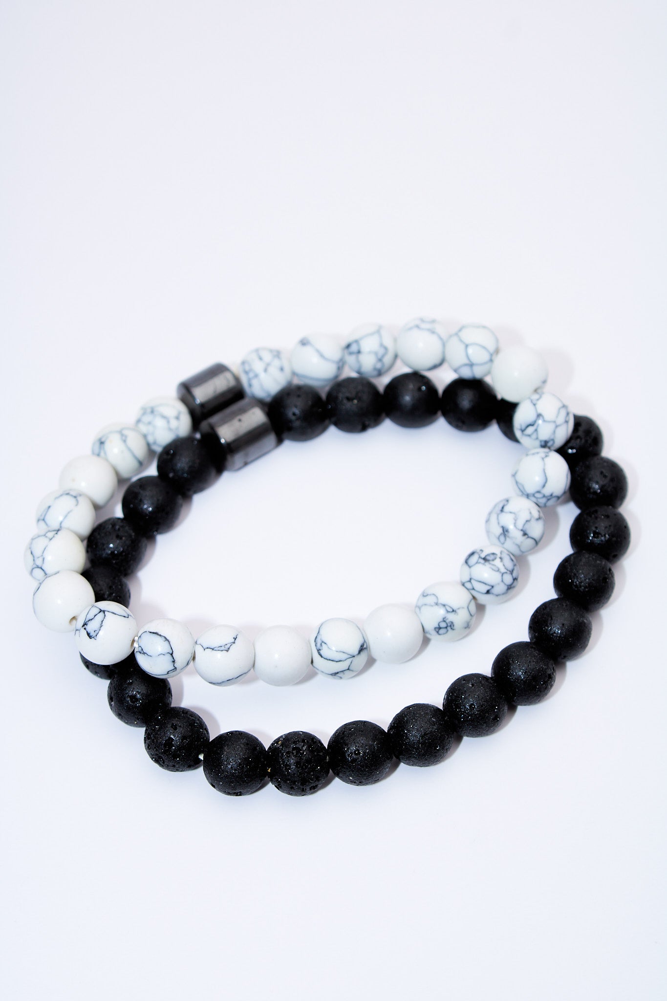 Set pulseras cuentas lava negra y howlita blanca