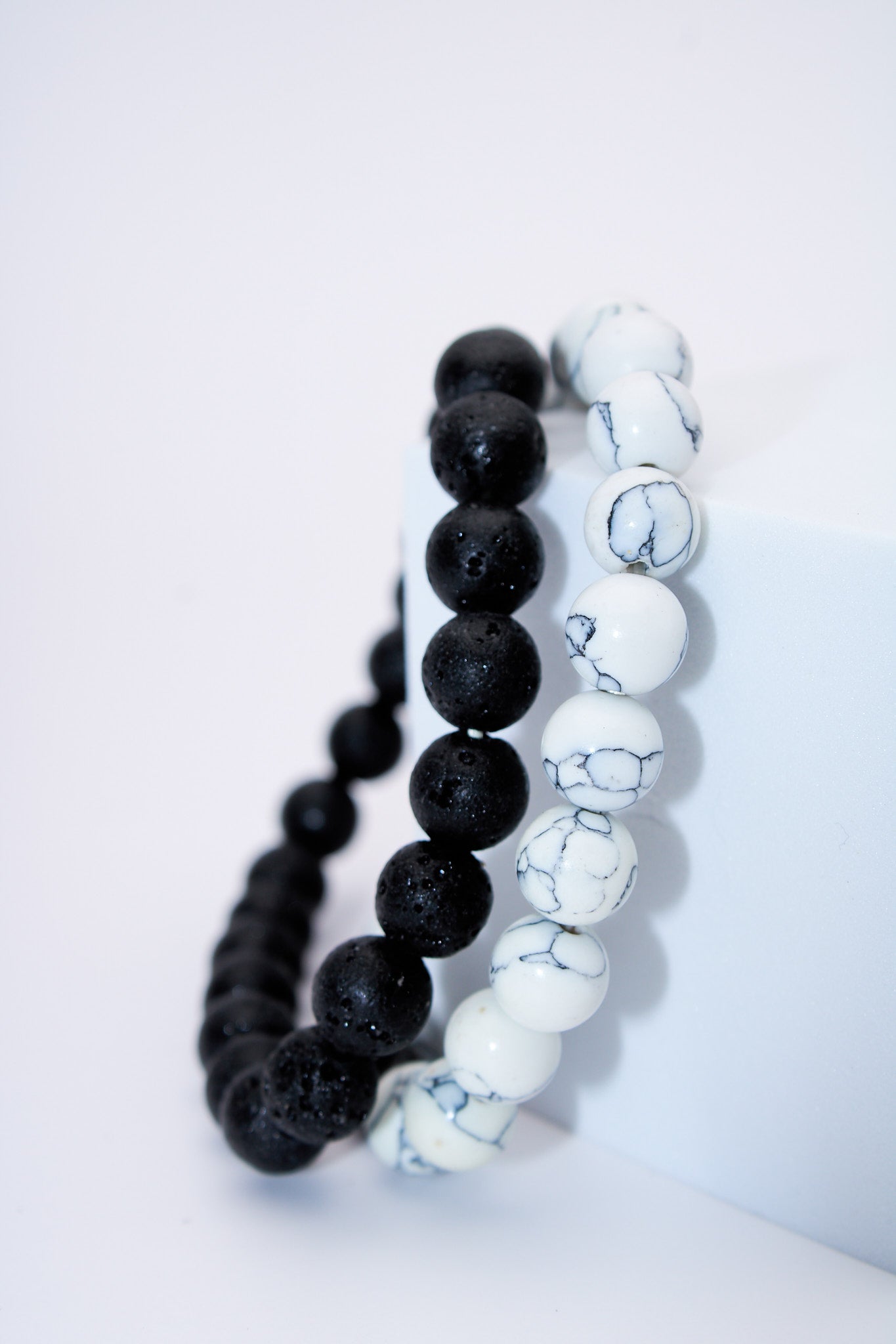 Set pulseras cuentas lava negra y howlita blanca