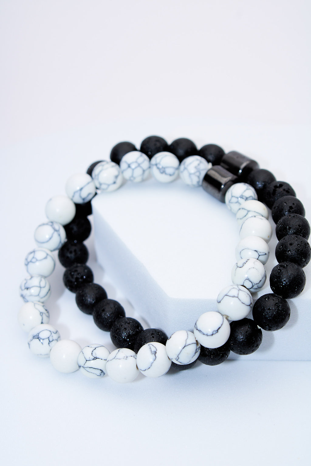 Set pulseras cuentas lava negra y howlita blanca