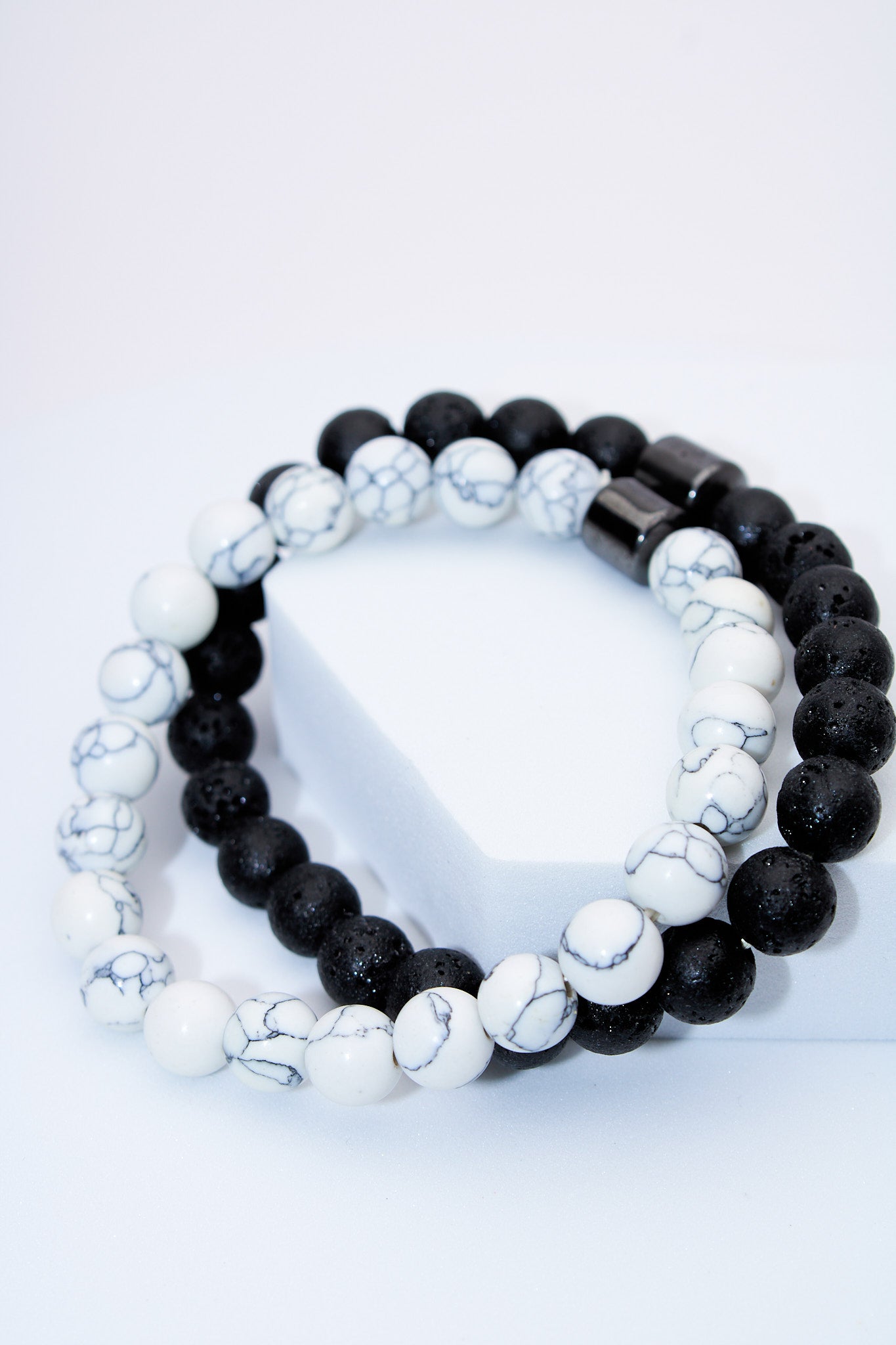 Set pulseras cuentas lava negra y howlita blanca