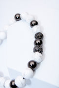 Pulsera ajustable howlita blanca y ónix con cuentas pavé negras
