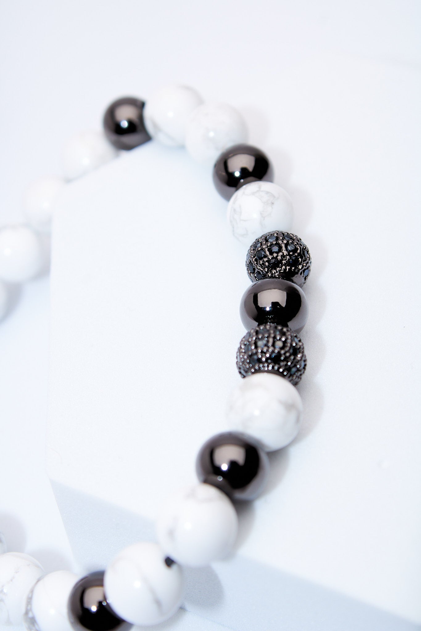 Pulsera ajustable howlita blanca y ónix con cuentas pavé negras