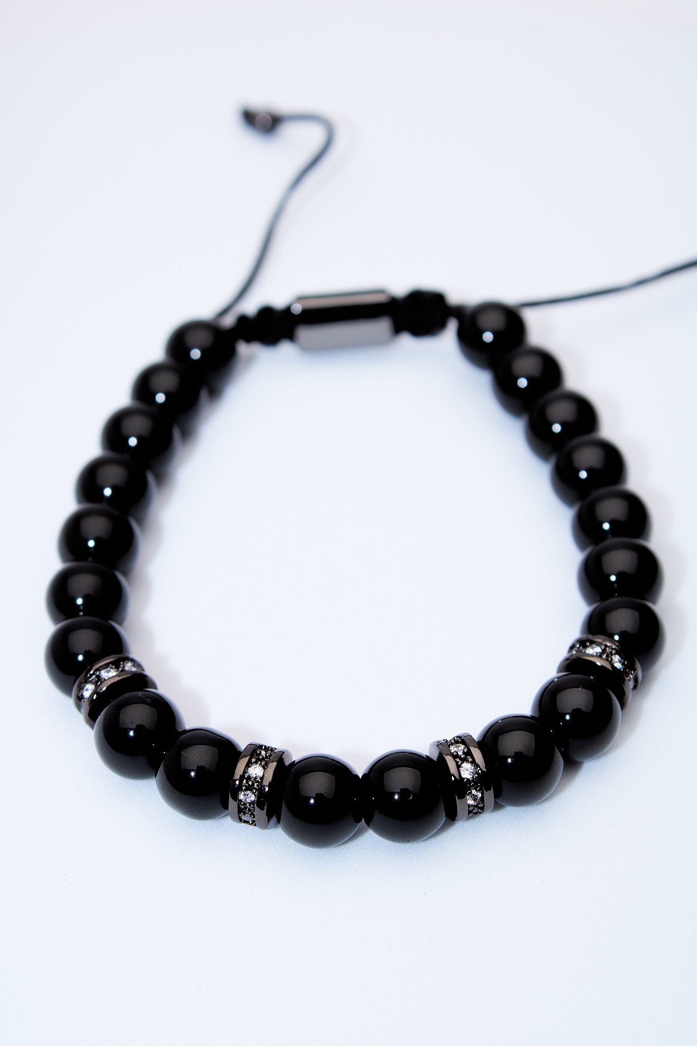 Pulsera ajustable ónix con separadores pavé plateados