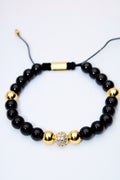 Pulsera ajustable ónix con bolitas doradas y centro pavé