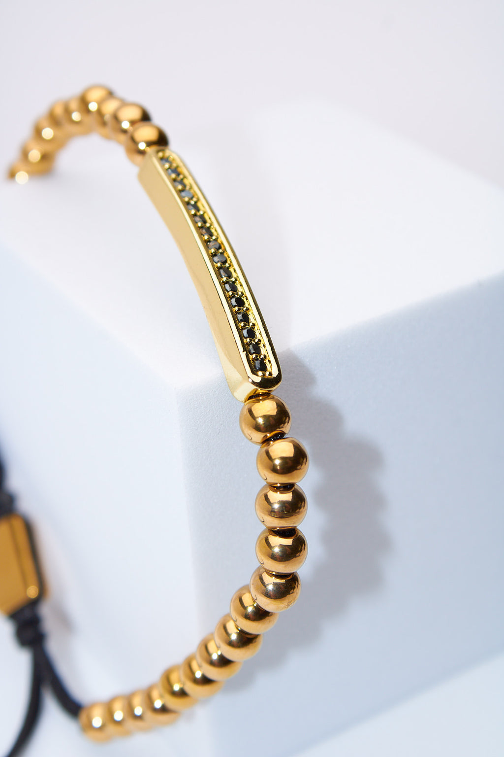 Pulsera ajustable de bolitas doradas con barra pavé