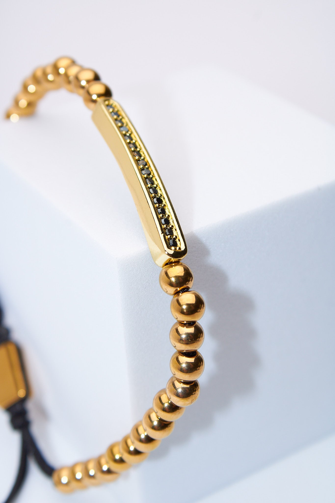 Pulsera ajustable de bolitas doradas con barra pavé