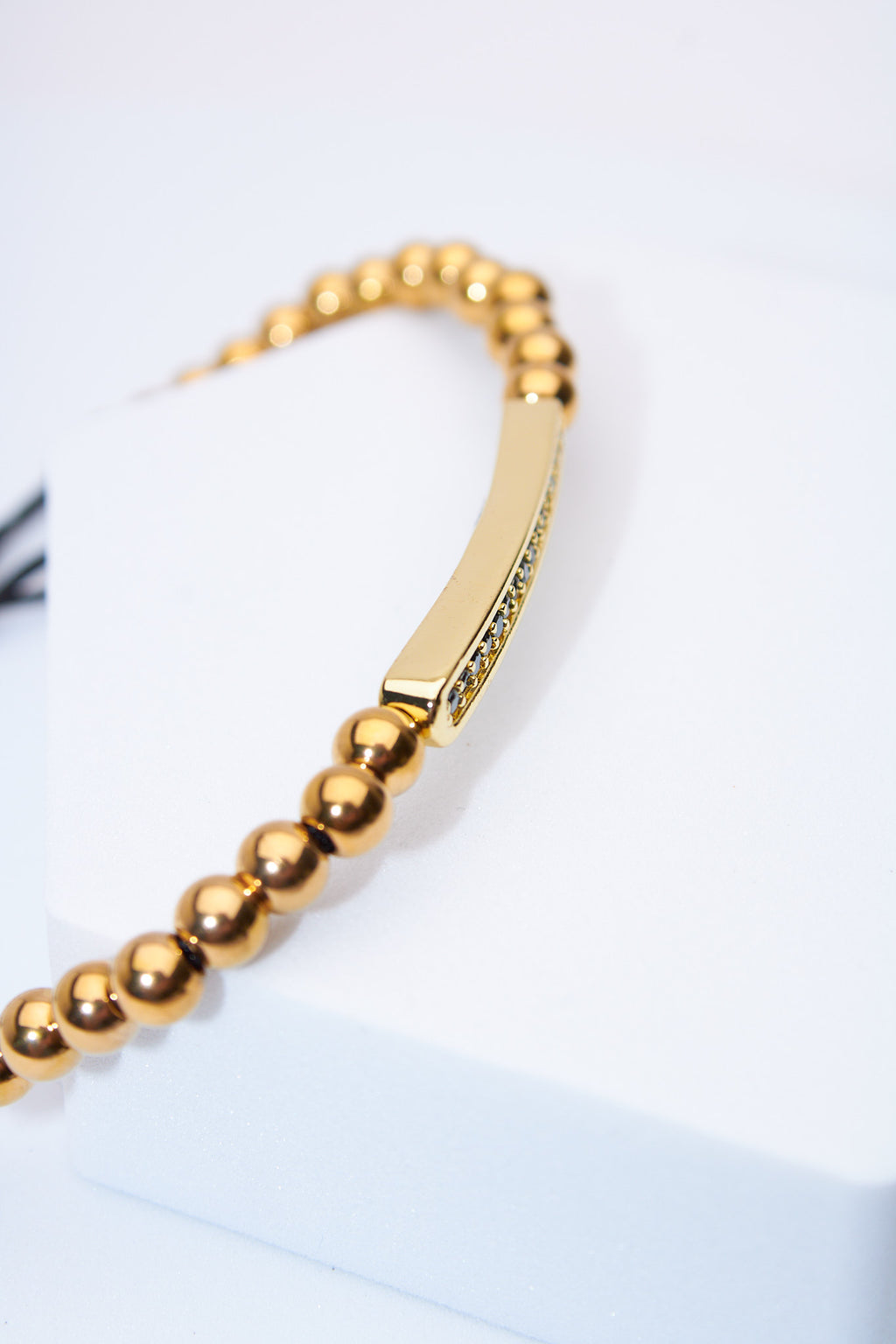 Pulsera ajustable de bolitas doradas con barra pavé