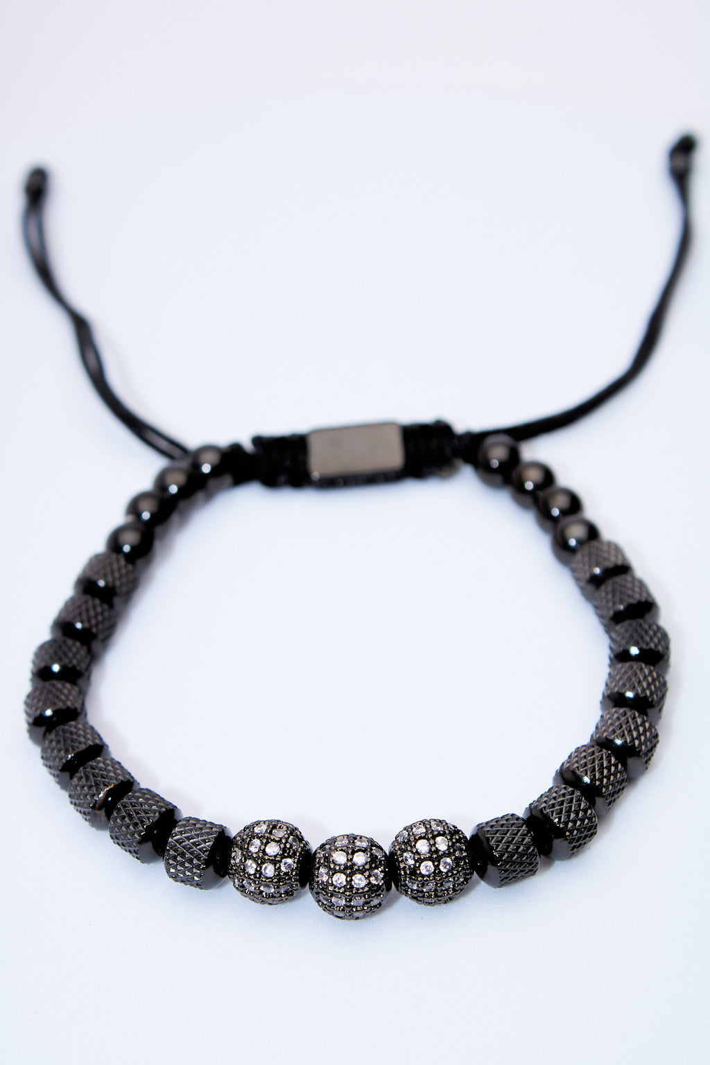 Pulsera ajustable de lava y cuentas pavé plateadas