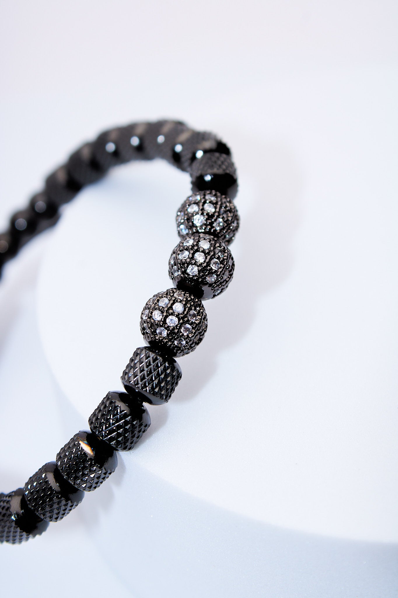 Pulsera ajustable de lava y cuentas pavé plateadas