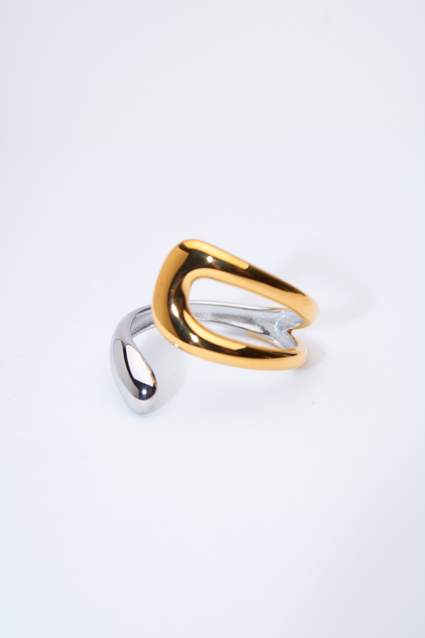 Anillo abierto doble tono — acabado dorado y plateado
