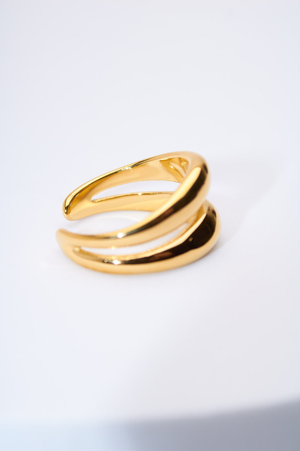 Anillo doble curva — baño dorado