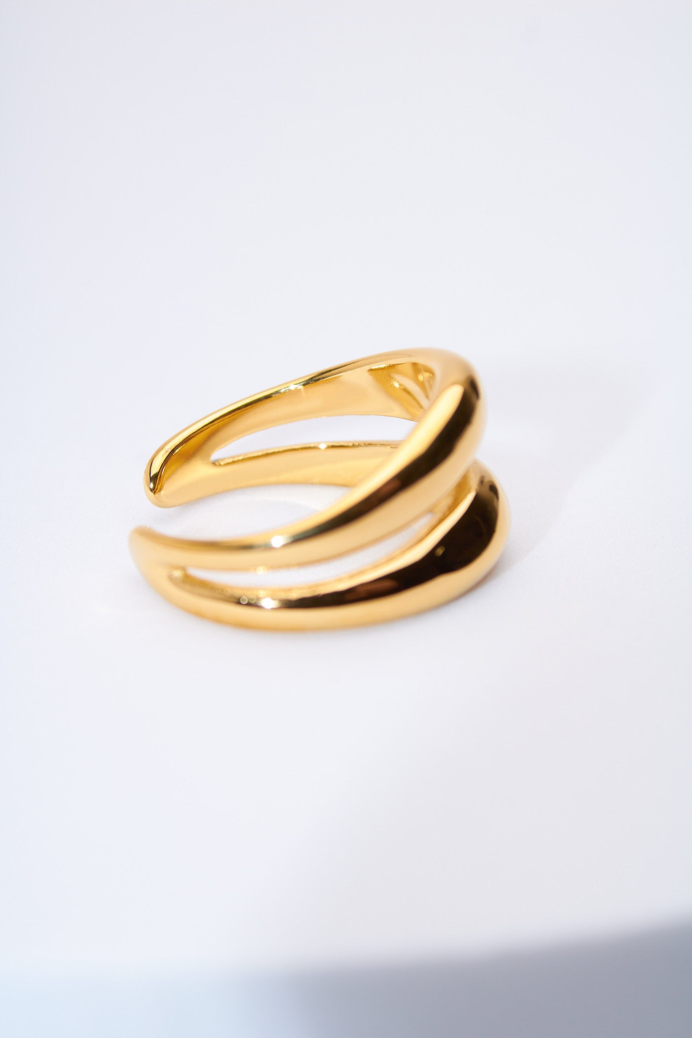 Anillo doble curva — baño dorado