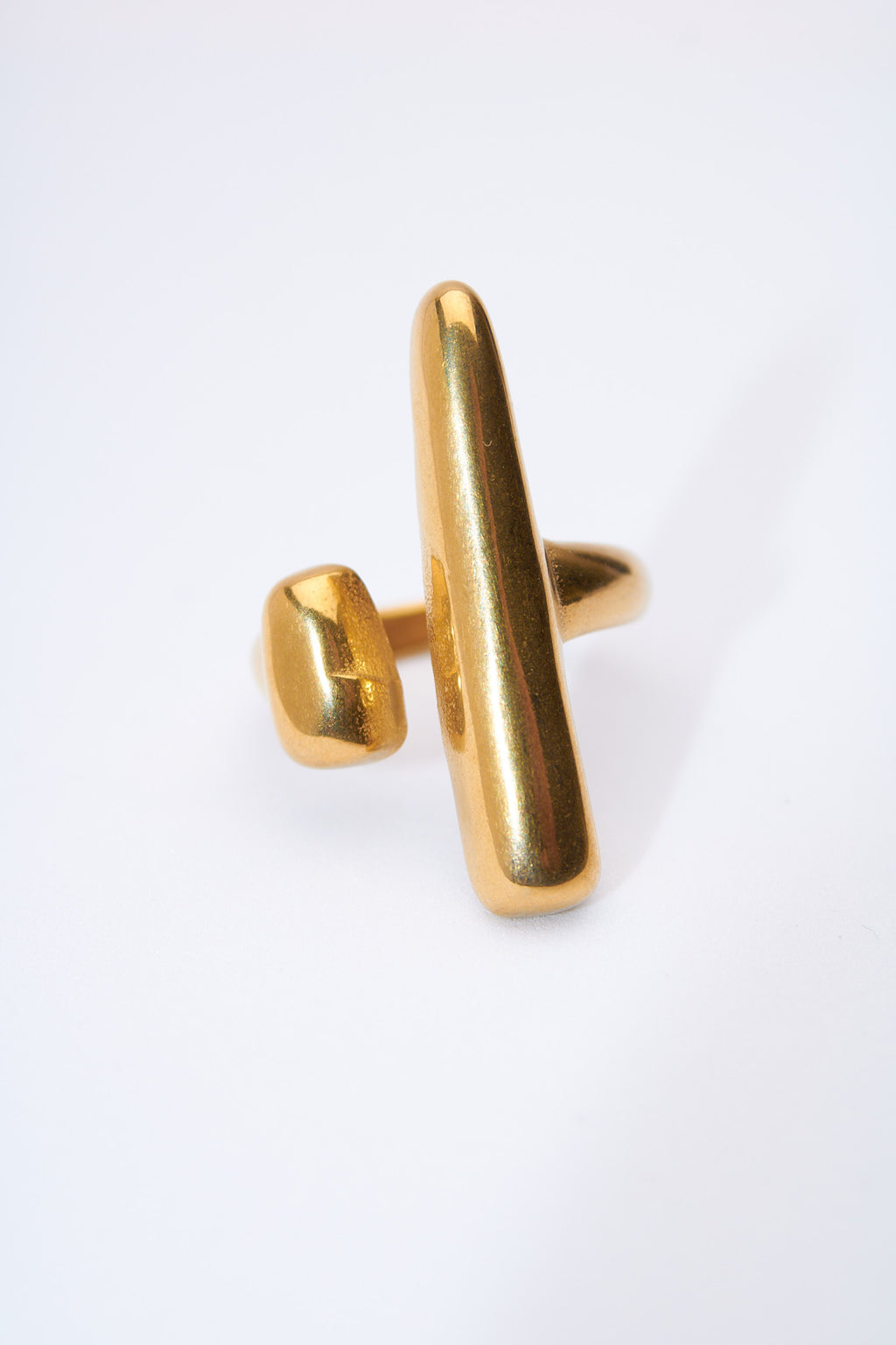 Anillo abierto barra y gota dorado — ajustable, acabado pulido