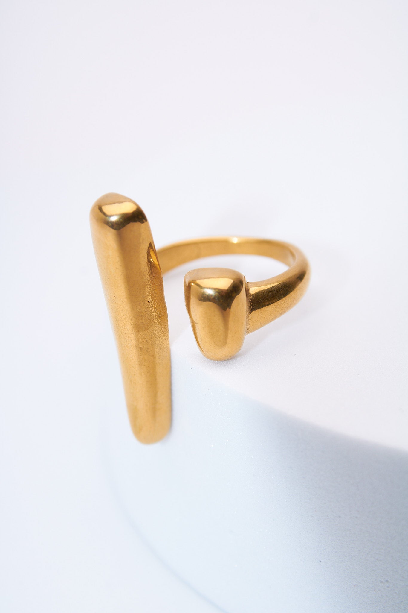 Anillo abierto barra y gota dorado — ajustable, acabado pulido