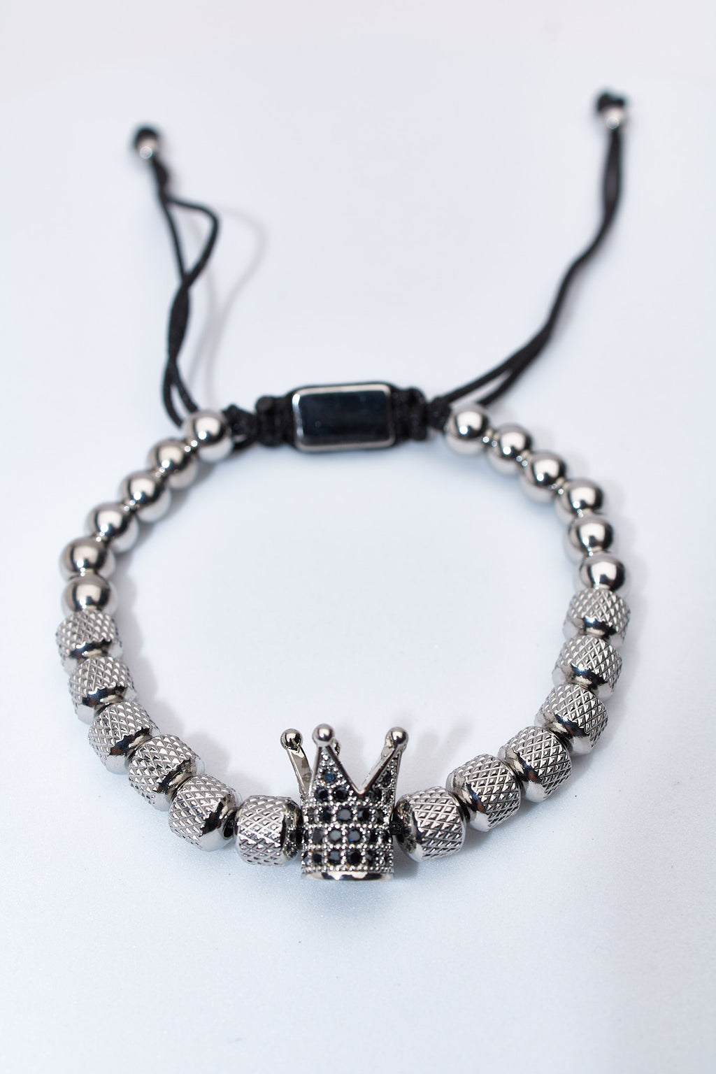 Pulsera ajustable ónix y hematita con charm corona pavé