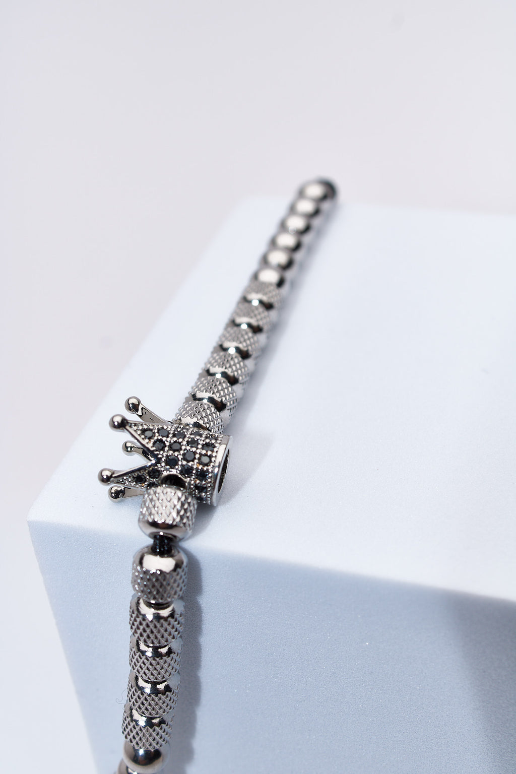Pulsera ajustable ónix y hematita con charm corona pavé