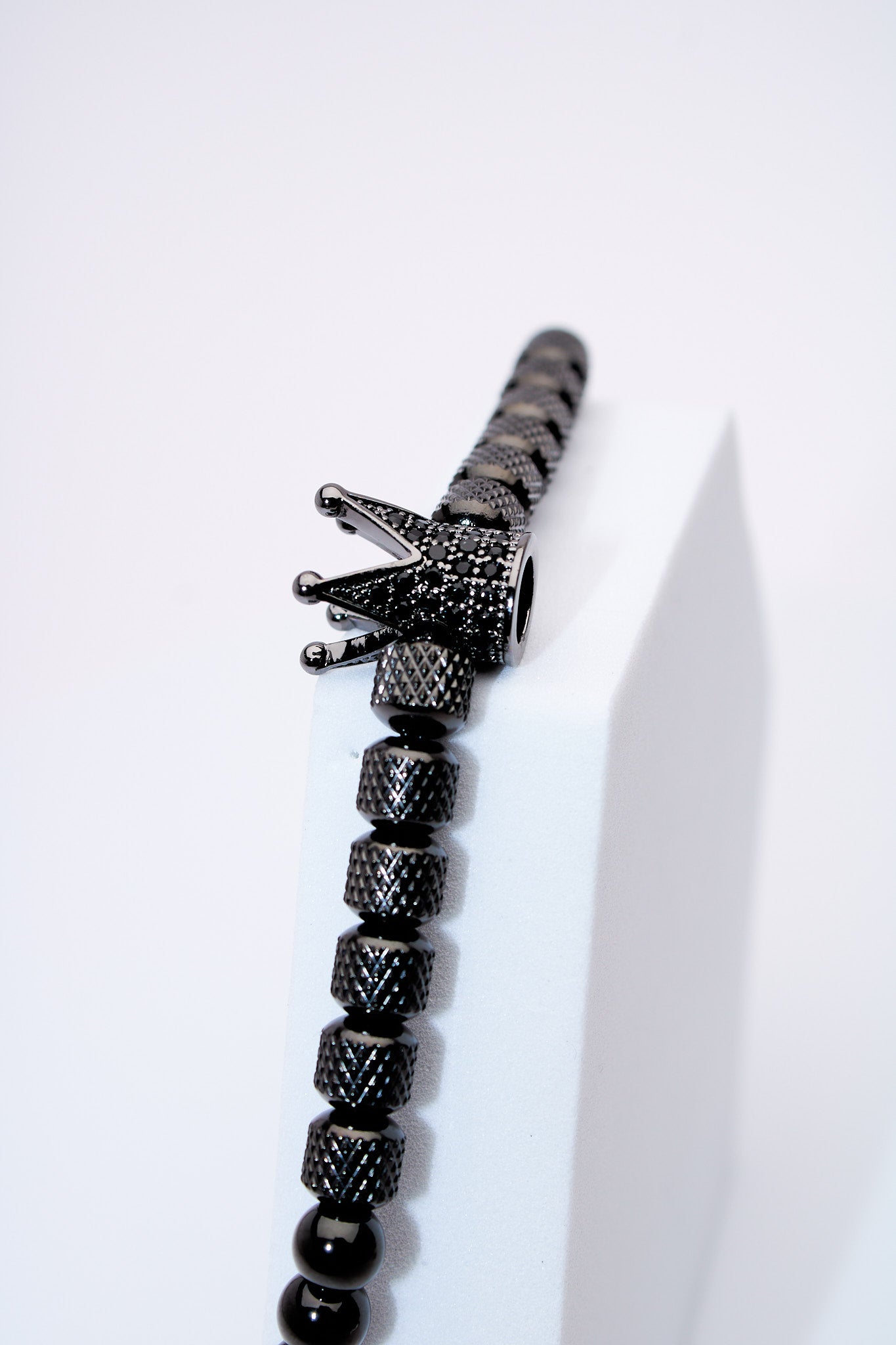 Pulsera ajustable de cuentas negras con charm corona pavé