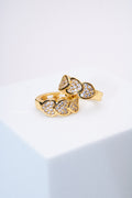 Aretes huggie corazones pavé dorados