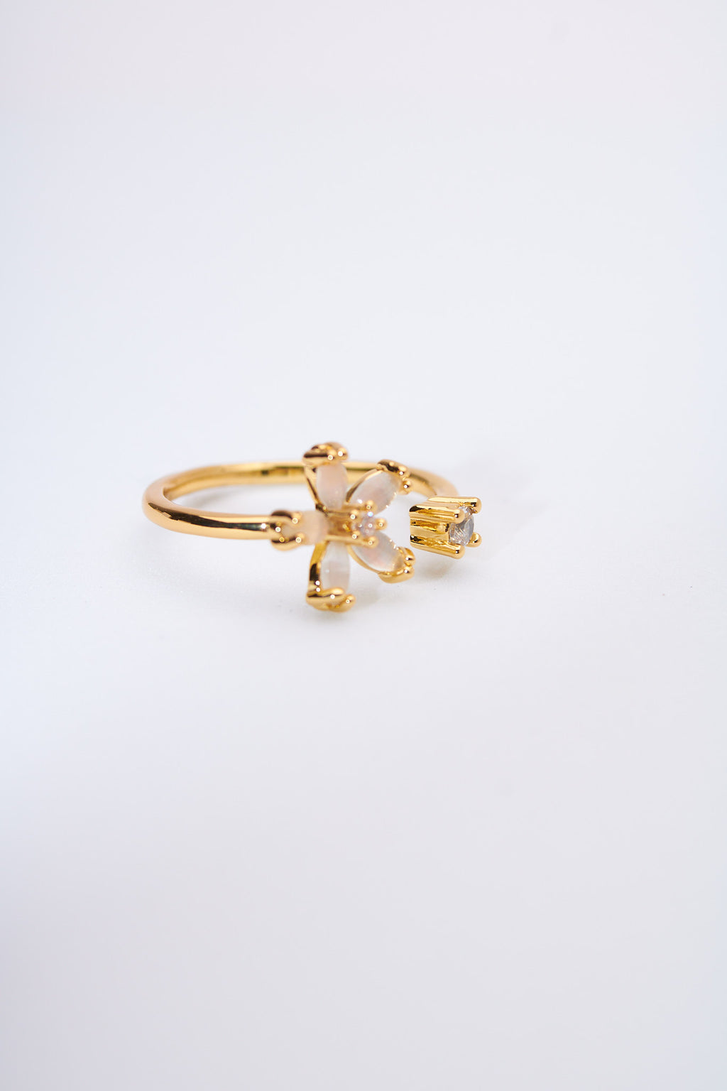 Anillo abierto flor con pétalos nacarados — baño dorado