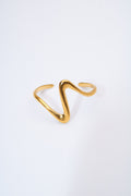 Anillo rígido curva ondulada — baño dorado