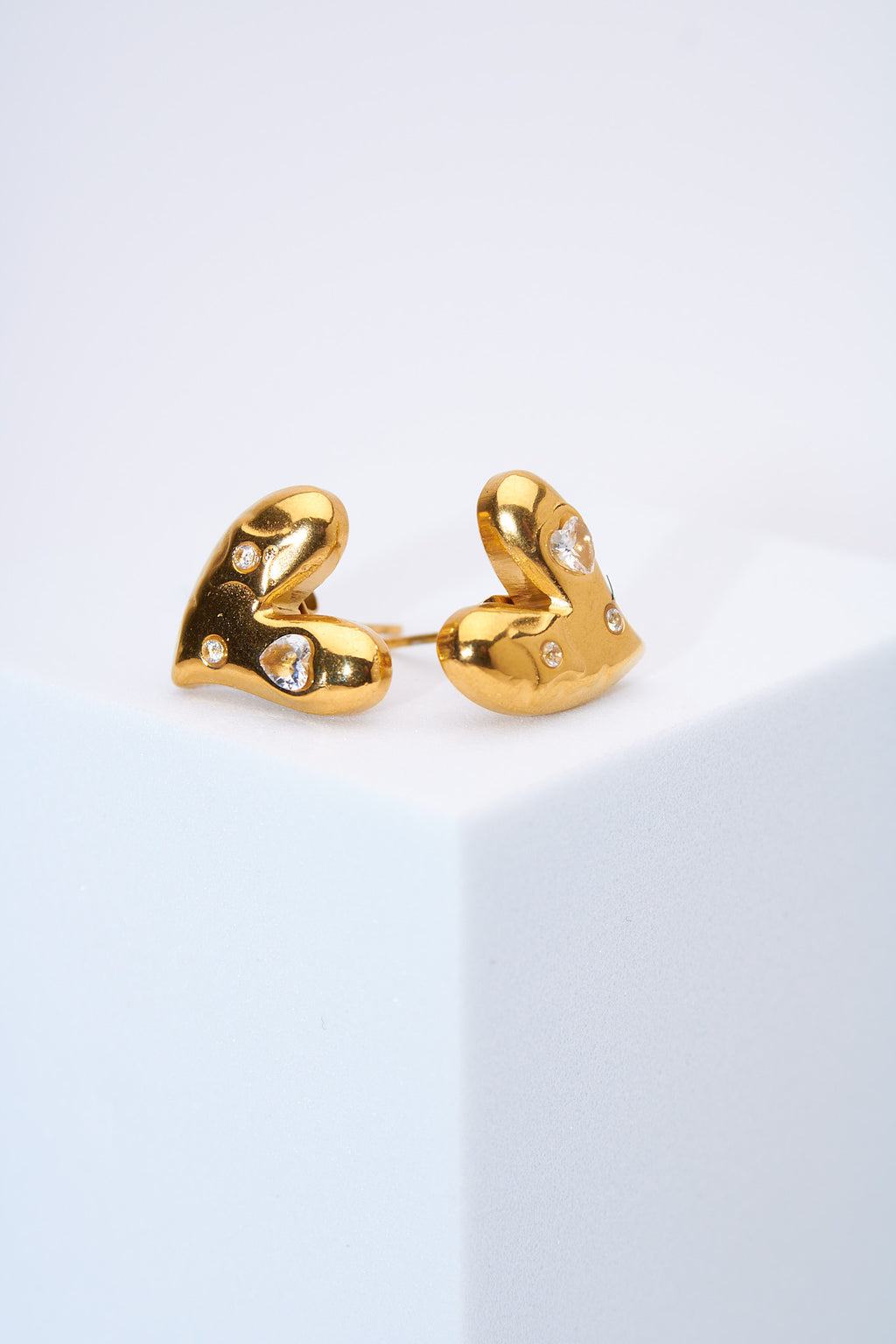 Aretes corazón macizo con cristales — baño dorado