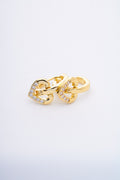 Aretes huggie con corazones pavé dorados