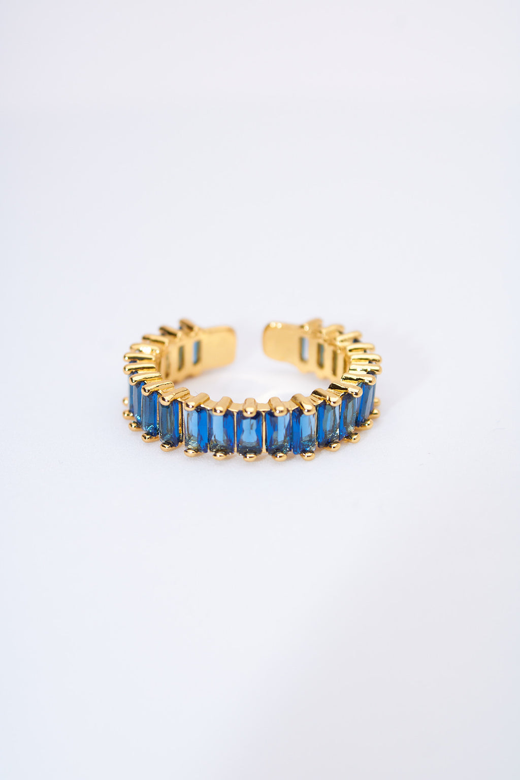 Aro abierto con cristales baguette azules — baño dorado