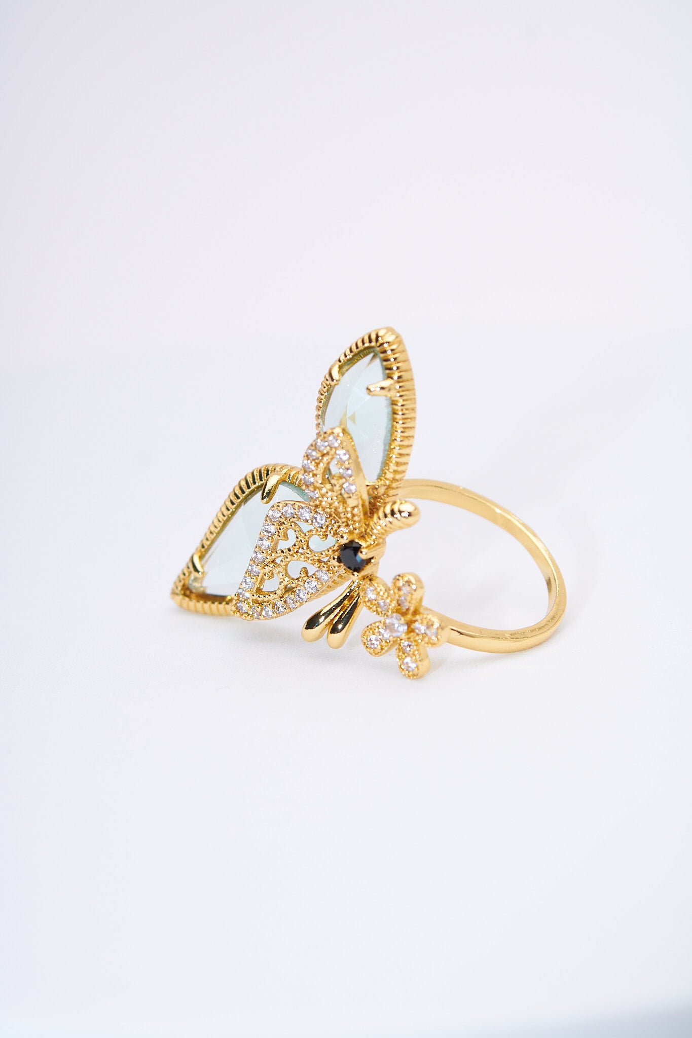 Anillo mariposa dorada con cristales y alas facetadas