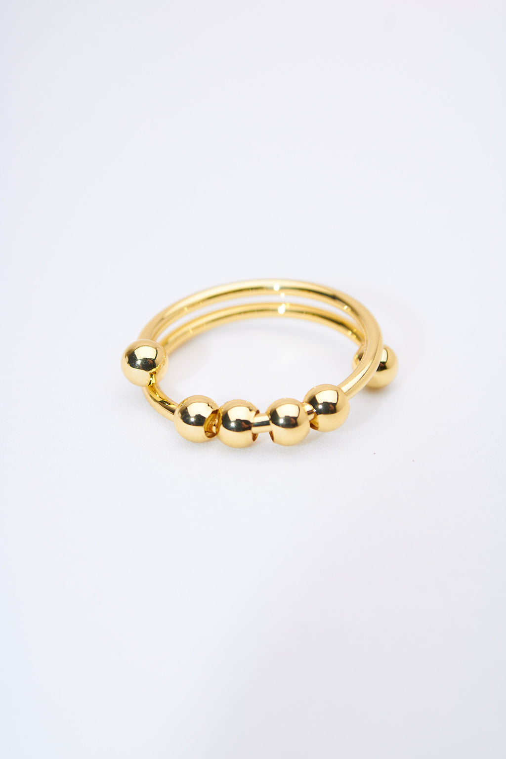 Anillo doble bandas con bolitas móviles — baño dorado