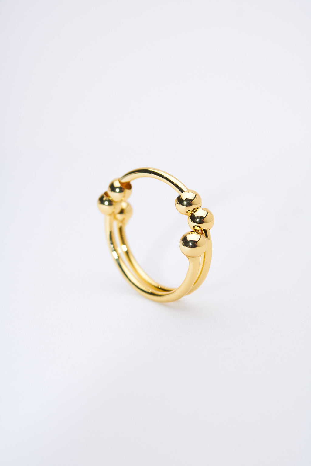 Anillo doble bandas con bolitas móviles — baño dorado