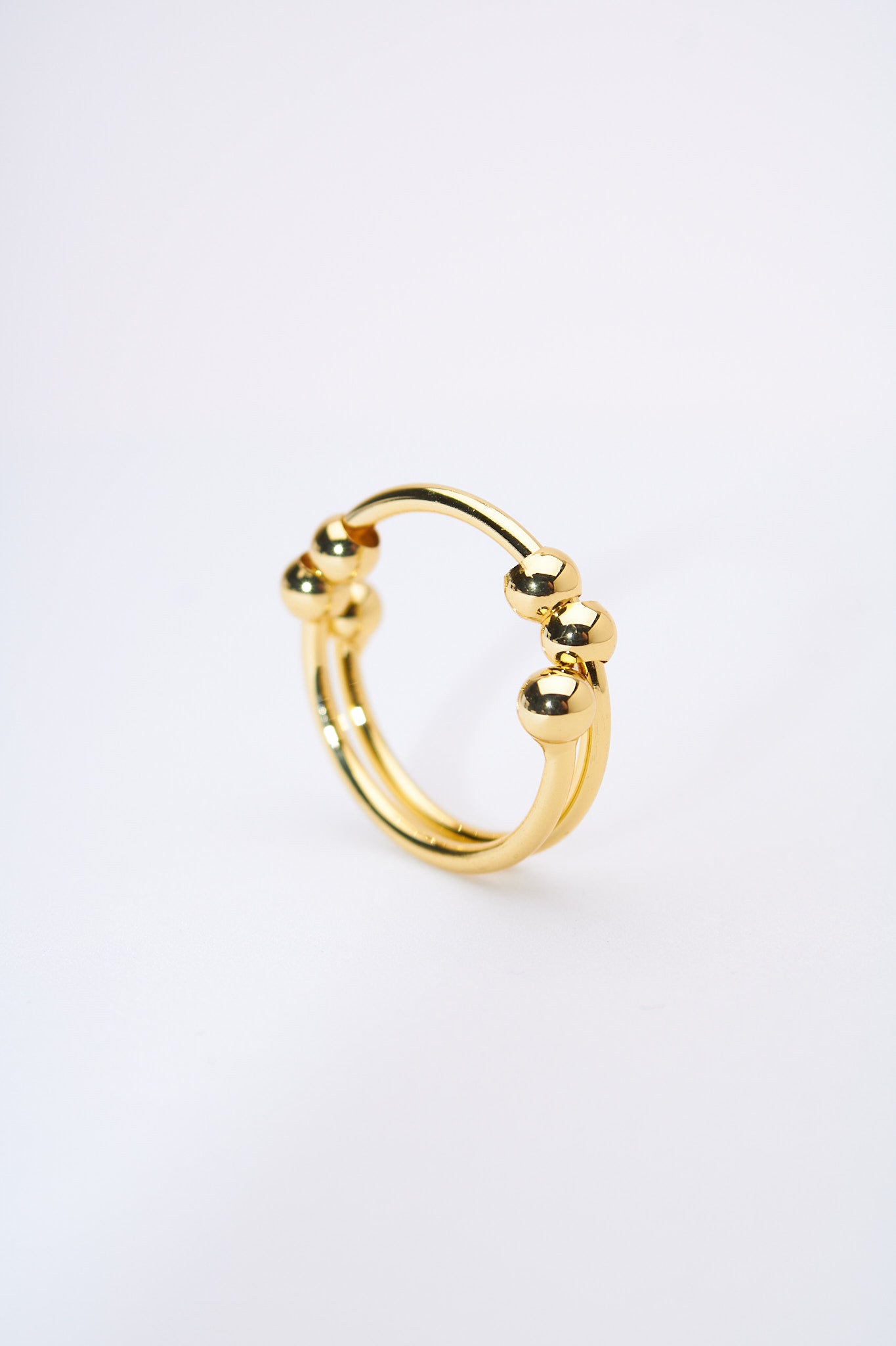 Anillo doble bandas con bolitas móviles — baño dorado