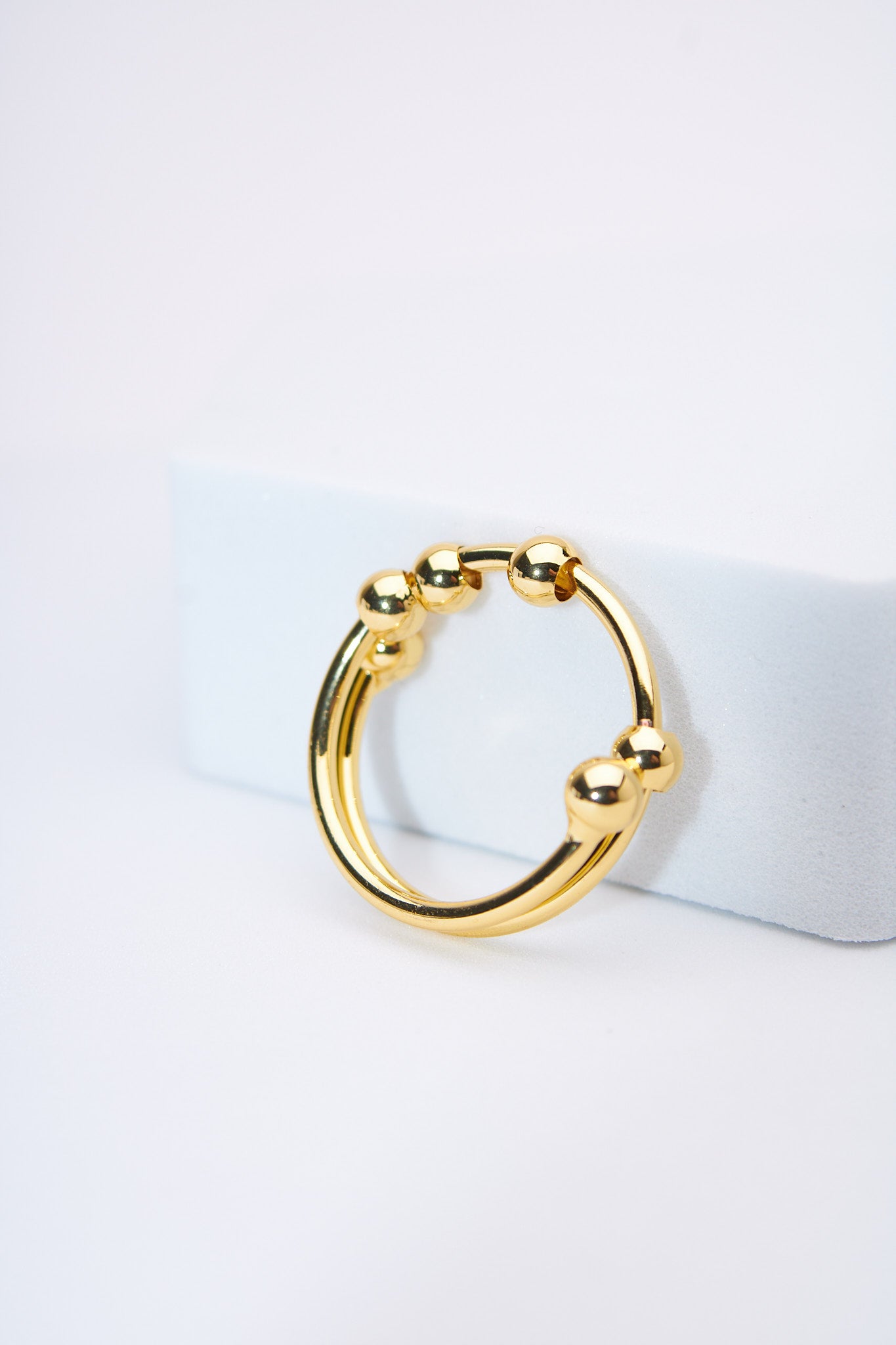 Anillo doble bandas con bolitas móviles — baño dorado